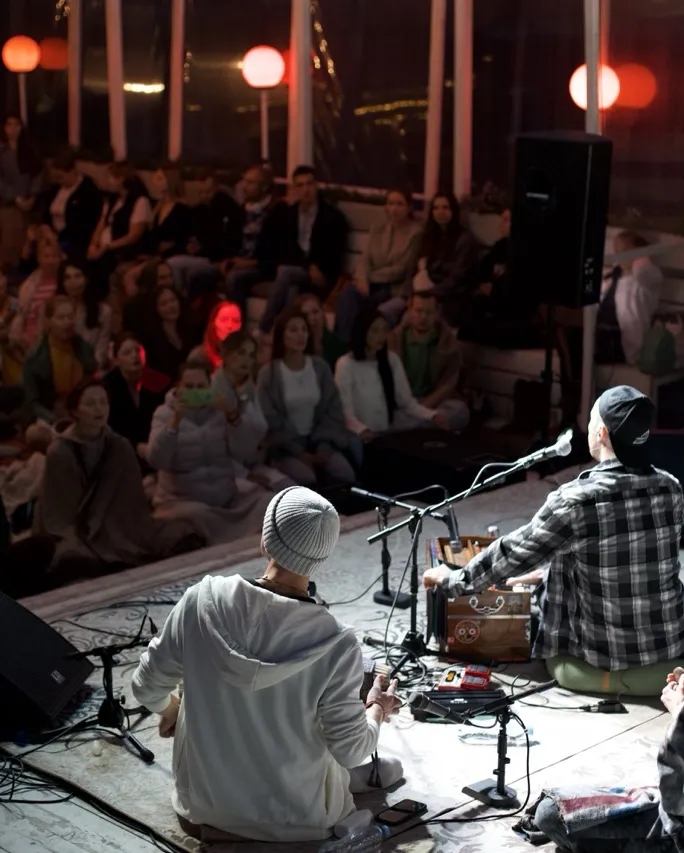 GoKirtan @Rooftop — зал